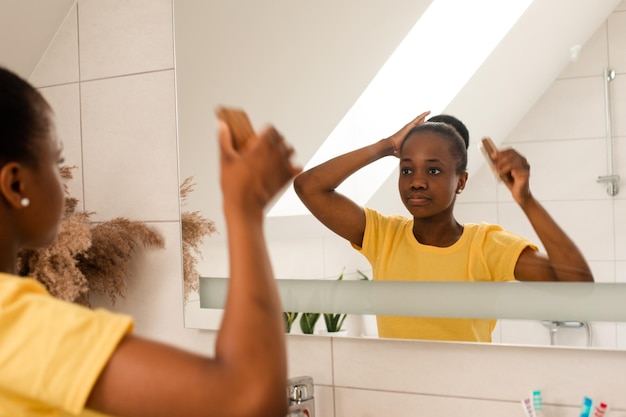 Routine quotidiana per la cura dei capelli per la ragazza africana