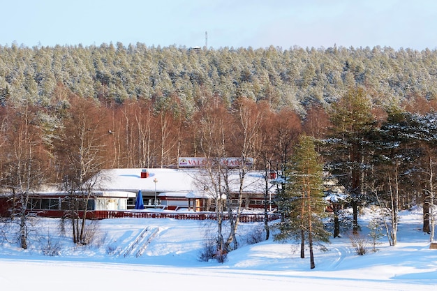 Rovaniemi, Finlandia - 4 marzo 2017: Cottage casa nella foresta in inverno Rovaniemi, Lapponia, Finlandia, Europa