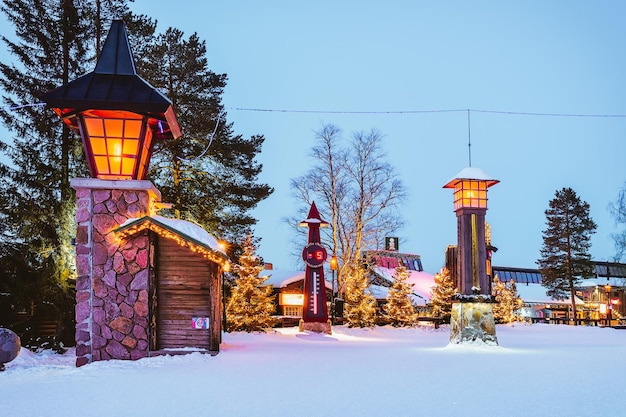 Rovaniemi, Finlandia - 5 marzo 2017: Lanterne di strada e misuratore di temperatura al Villaggio di Babbo Natale, Lapponia. Finlandia, sul Circolo Polare Artico in inverno.