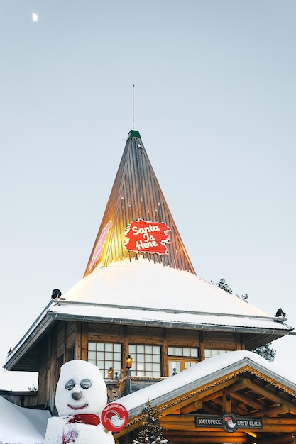 Rovaniemi, Finlandia - 5 marzo 2017: Ufficio di Babbo Natale nel villaggio di Babbo Natale con alberi di Natale nella Lapponia finlandese. Scandinavia, sul Circolo Polare Artico in inverno. Al tramonto