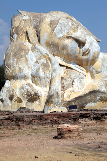 Rovina di buddha adagiantesi gigante