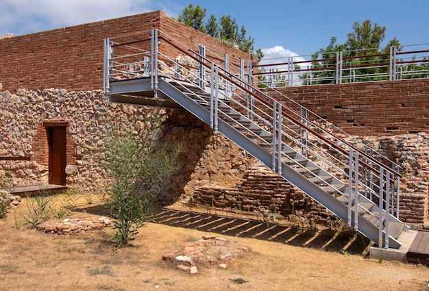 Rovine all'interno delle mura della fortezza medievale di Alanya in Turchia