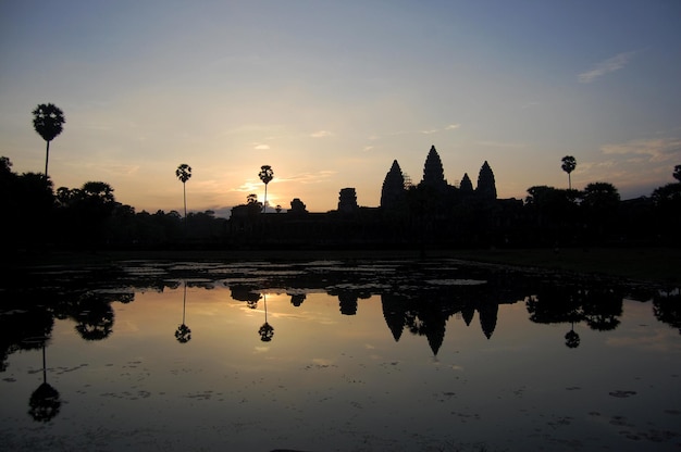 Rovine antiche edificio antico castello Impero Khmer di Angkor Wat città tempio per cambogiani viaggiatori stranieri viaggio visita rispetto pregando e guardando paesaggio alba a Siem Reap Cambogia