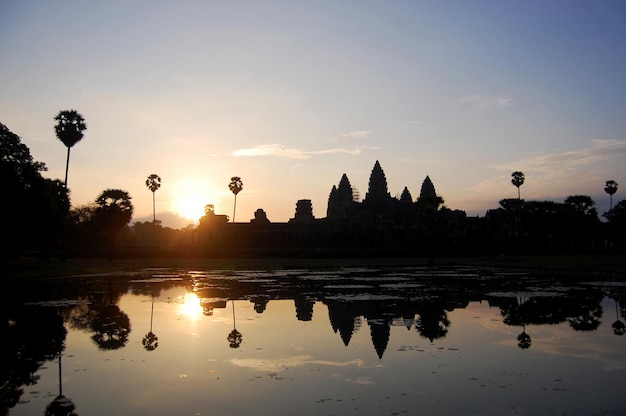 Rovine antiche edificio antico castello Impero Khmer di Angkor Wat città tempio per cambogiani viaggiatori stranieri viaggio visita rispetto pregando e guardando paesaggio alba a Siem Reap Cambogia