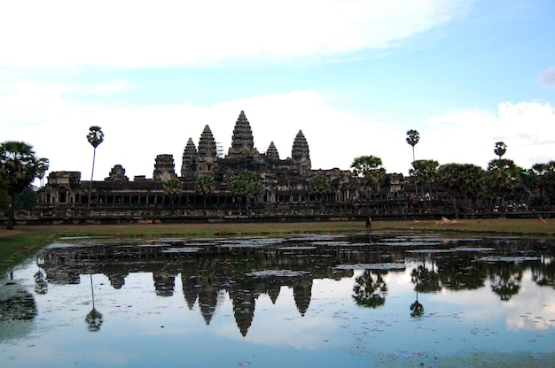 Rovine antiche edificio antico castello Impero Khmer di Angkor Wat per cambogiani e viaggiatori stranieri viaggio visita rispetto pregando nel più grande complesso di templi religiosi a Siem Reap Cambogia