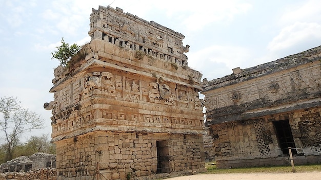 Rovine con statue e pareti in pietra scolpita a Chichen Itza, in Messico