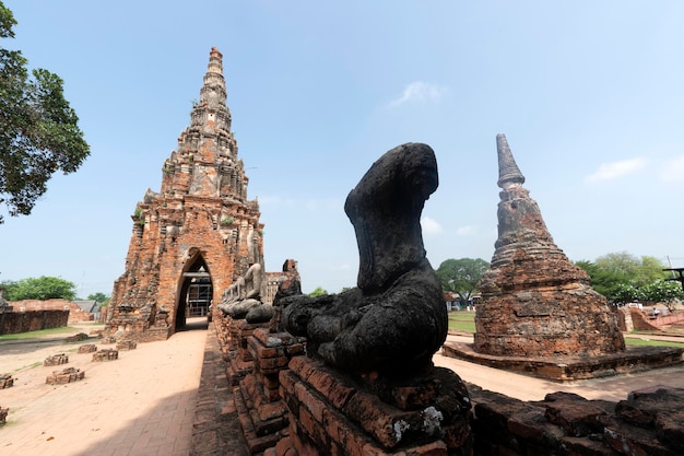Rovine dei templi della città antica Ayutthaya Thailandia Antico regno del Siam Giornata estiva con cielo blu Famosa destinazione turistica luogo spirituale vicino a Bangkok