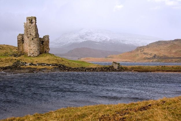 Rovine del castello di Ardverk Loch Assynt Scozia