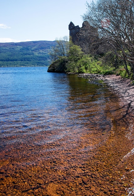 Rovine del castello di Urquhart a Loch Ness in Scozia. Loch Ness è una città delle Highlands scozzesi nel Regno Unito.