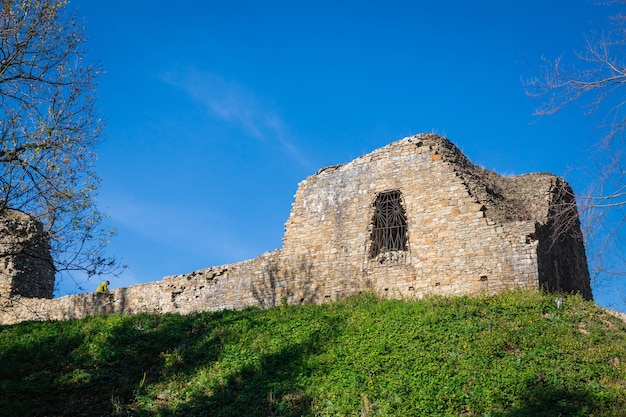 Rovine del castello e del cielo blu in Polonia