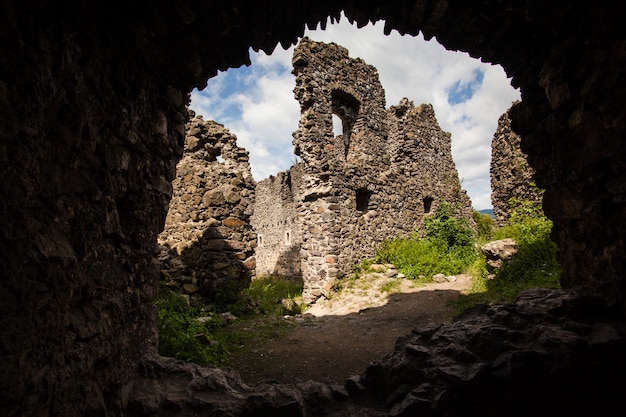 Rovine del castello Nevytske nella regione della Transcarpazia.