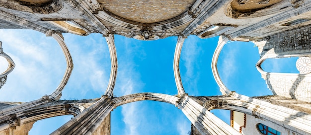 Rovine del Convento do Carmo a Lisbona in una soleggiata mattina d'inverno