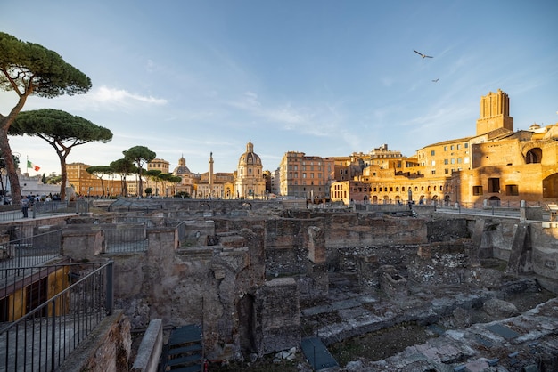 Rovine del foro romano a roma al tramonto