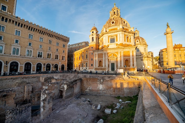 Rovine del foro romano a roma al tramonto