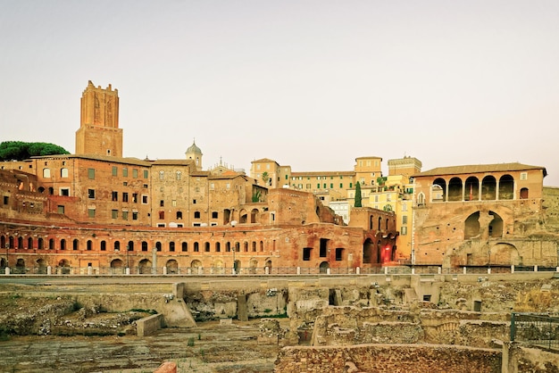 Rovine del Foro Romano a Roma in Italia al tramonto