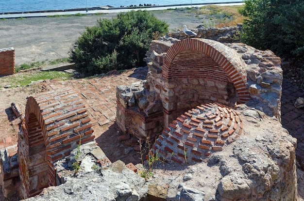 Rovine del muro intorno alla città di Nessebar, Bulgaria.