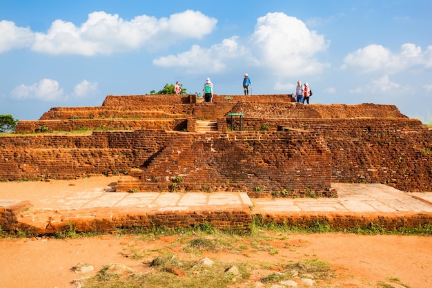 Rovine del palazzo reale sulla sommità di Sigiriya Rock o Lion Rock vicino a Dambulla in Sri Lanka
