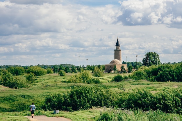 Rovine del piccolo minareto della tomba del Khan antico nel forte della collina di Bolghar. Passeggiate turistiche al punto di riferimento.