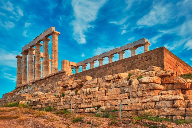 Rovine del tempio di Poseidone a capo sounio sul tramonto in grecia