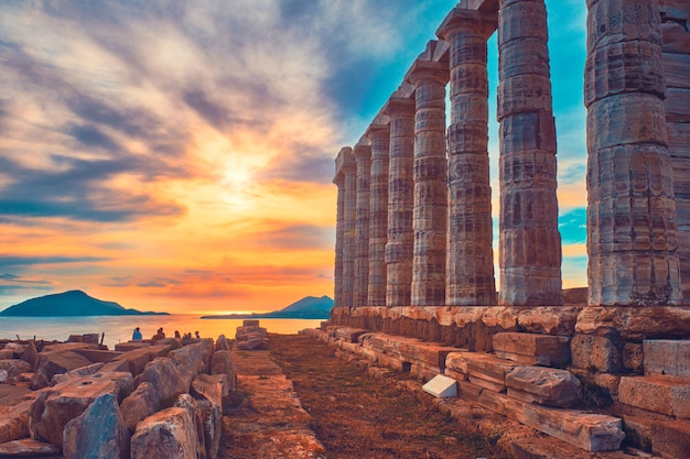 Rovine del tempio di Poseidone a capo sounio sul tramonto in grecia