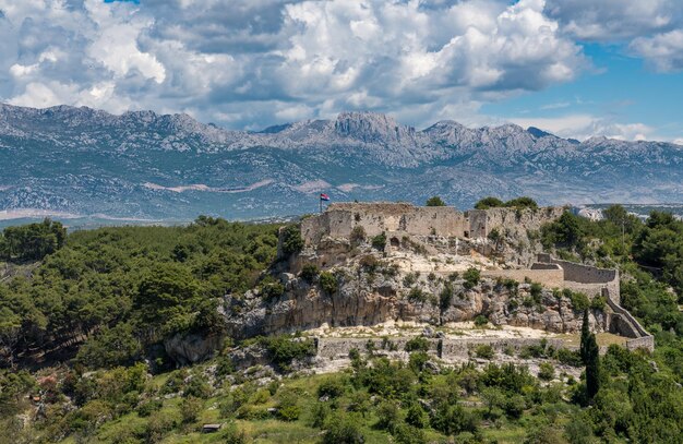 Rovine del vecchio forte veneziano sopra la città costiera di Novigrad in Croazia