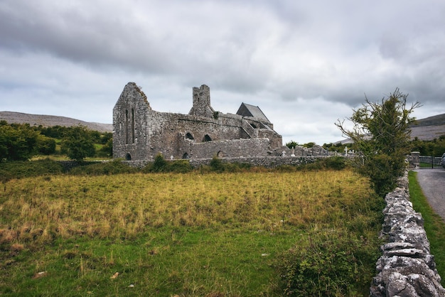 Rovine dell'abbazia di Corcomroe e del suo cimitero in Irlanda