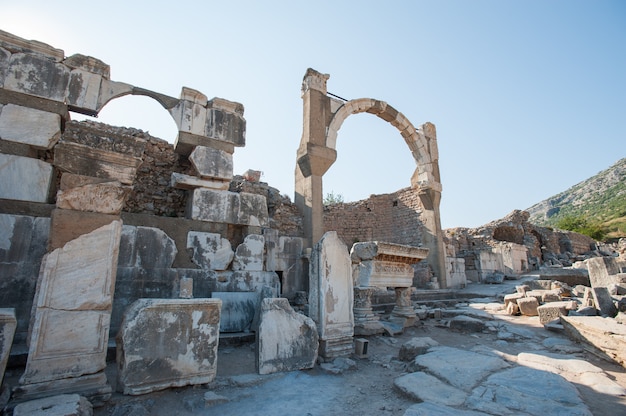 Rovine dell'antica città di Efeso, l'antica città greca in Turchia, in una bella giornata estiva