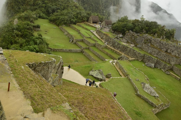 Rovine dell'antica città Inca machu picchu nella nebbia Perù