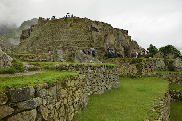 Rovine dell'antica città Inca machu picchu nella nebbia Perù