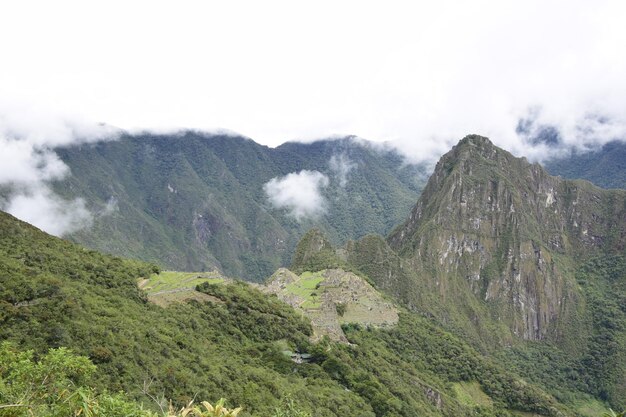 Rovine dell'antica città Inca machu picchu nella nebbia Perù