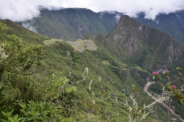 Rovine dell'antica città Inca machu picchu nella nebbia Perù