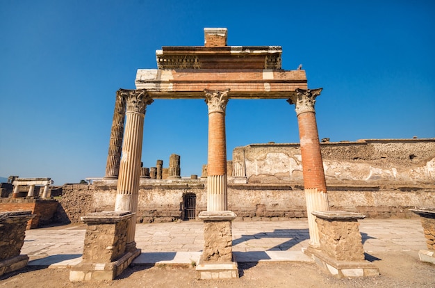 Rovine dell&#39;antica città romana di Pompei, che fu distrutta dal vulcano, il Vesuvio