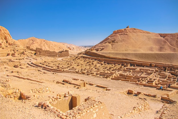 Rovine dell'antica Deir elMedina uno del gruppo delle necropoli tebane