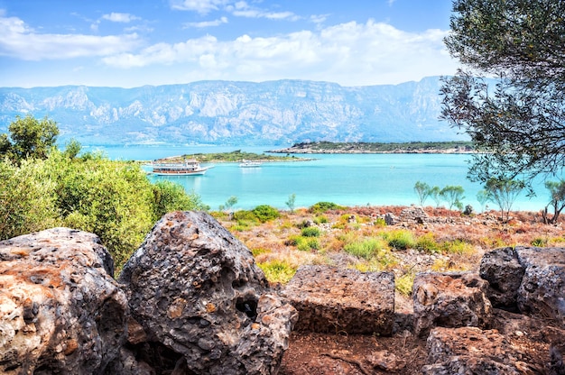 Rovine dell'antico anfiteatro sull'isola di Cleopatra e sul mare turchese Sedir isola Mar Egeo Marmaris Turchia