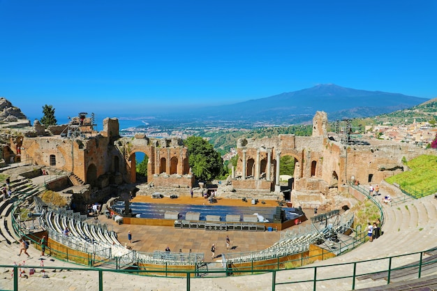 Rovine dell'antico teatro greco con il vulcano Etna, Taormina, Sicilia