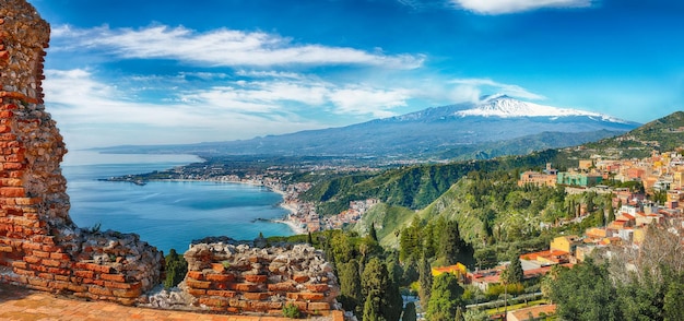 Rovine dell'antico teatro greco di Taormina e sullo sfondo il vulcano Etna