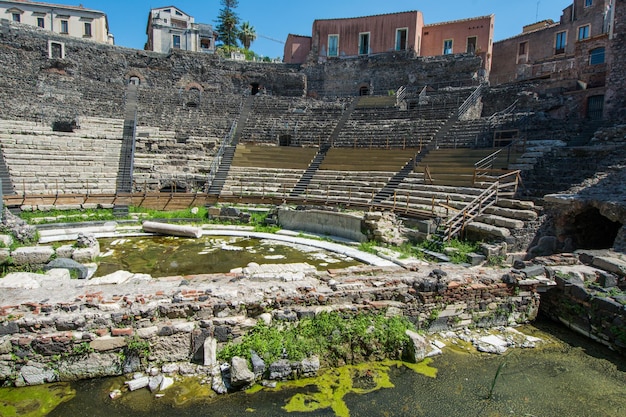 Rovine dell'antico teatro greco romano nel centro storico di Catania Sicilia Italia