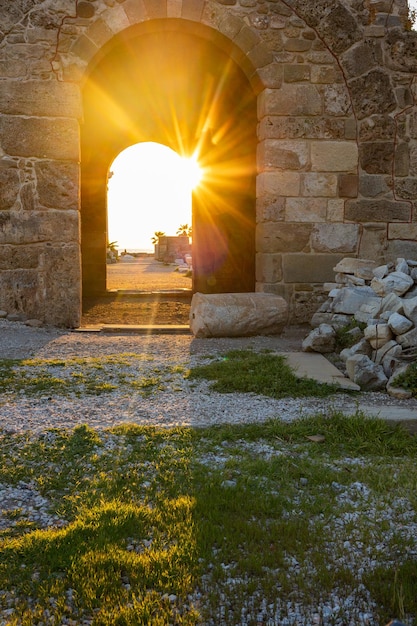 Rovine dell'antico tempio di Apollo a lato su