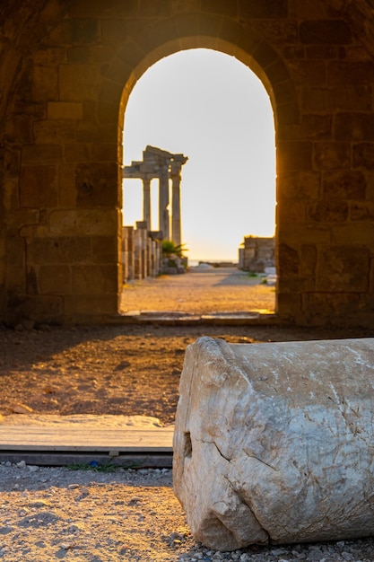 Rovine dell'antico tempio di Apollo a lato su