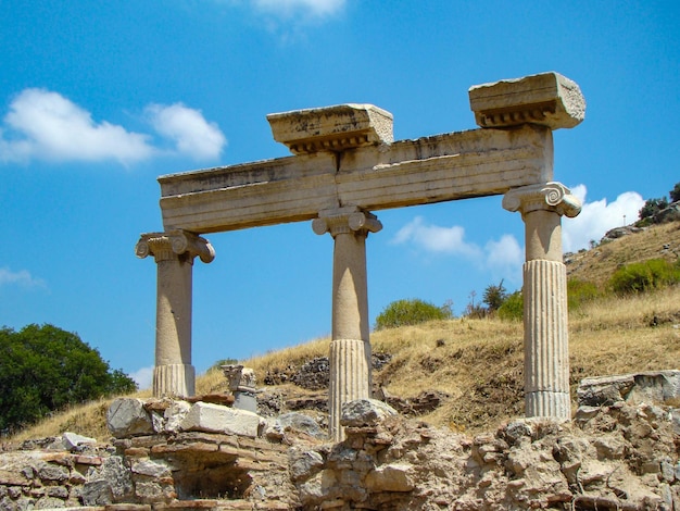 Rovine dell'ingresso al tempio con colonne nell'antica città di Efeso in Turchia