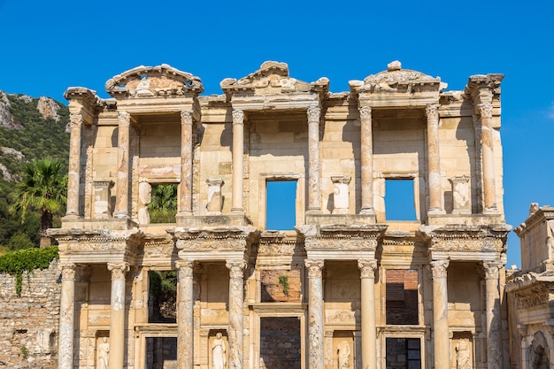 Rovine della Biblioteca Celsius nell'antica città di Efeso, Turchia