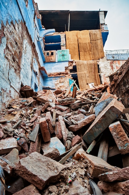 Rovine della casa demolita in India