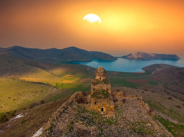 Rovine della chiesa di Altinsac sul lago Van Turchia