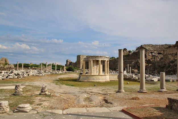 Rovine della città antica a lato