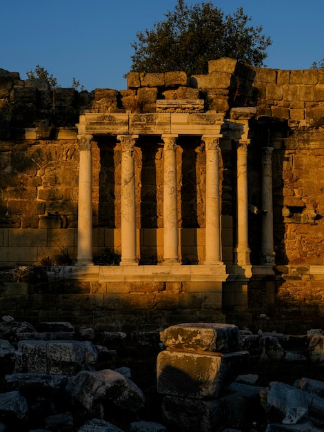 Rovine della città di epoca romana e greca al tramonto