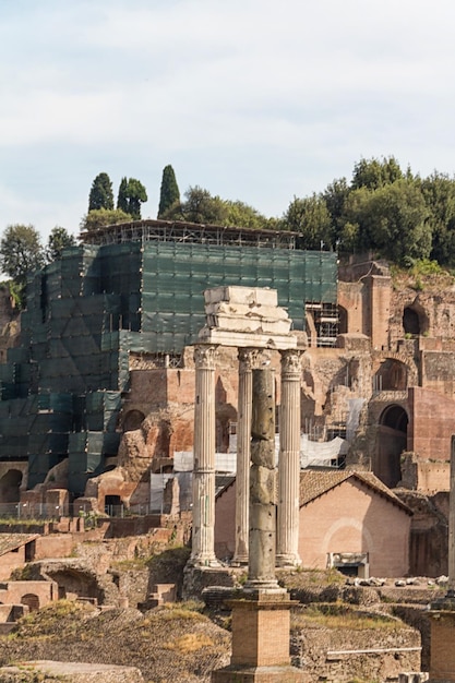Rovine della costruzione e colonne antiche a Roma Italia