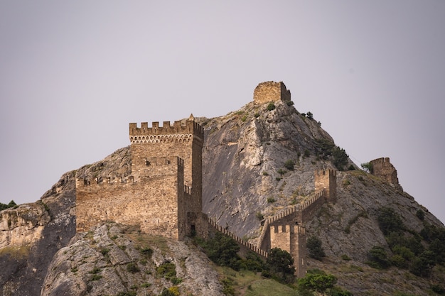 Rovine della fortezza genovese contro un cielo grigio