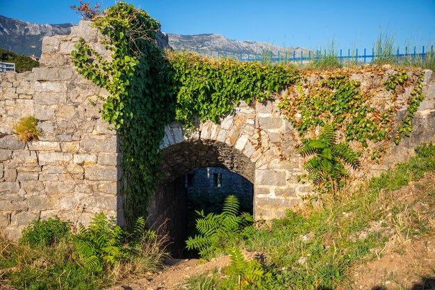 Rovine della fortezza medievale tvrdava mogren sulla riva del mare adriatico montenegro
