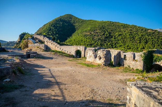 Rovine della fortezza medievale tvrdava mogren sulla riva del mare adriatico montenegro