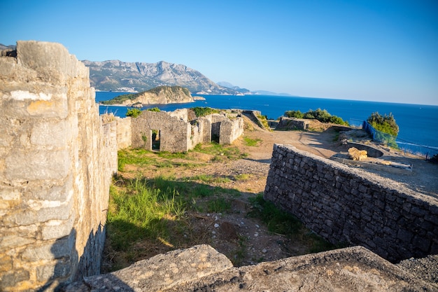 Rovine della fortezza medievale tvrdava mogren sulla riva del mare adriatico montenegro